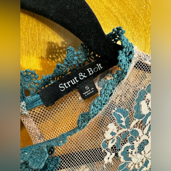 Strut & Bolt green and peach lace, long sleeve, romper. Size small - Picture 5 of 7